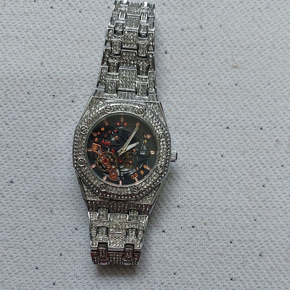 Silver Chronograph Watch with Metal Bracelet and Black Dial
